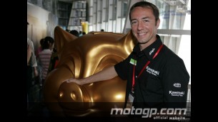 MotoGP trio visit China's tallest building
