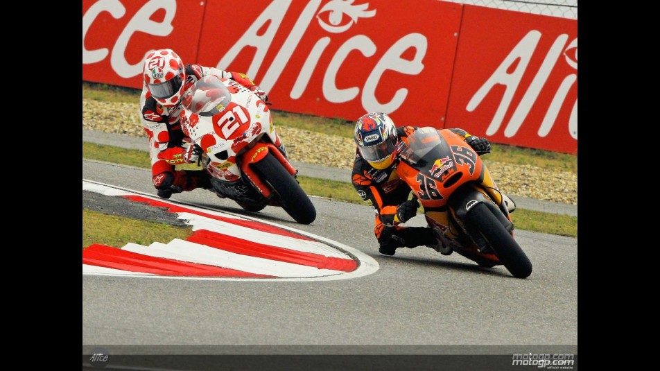 Kallio and Barberá in action in Shanghai (250cc)