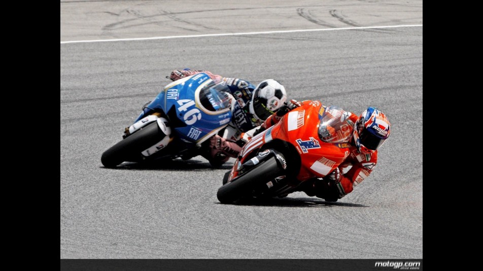 Casey Stoner and Valentino Rossi in action in Catalunya