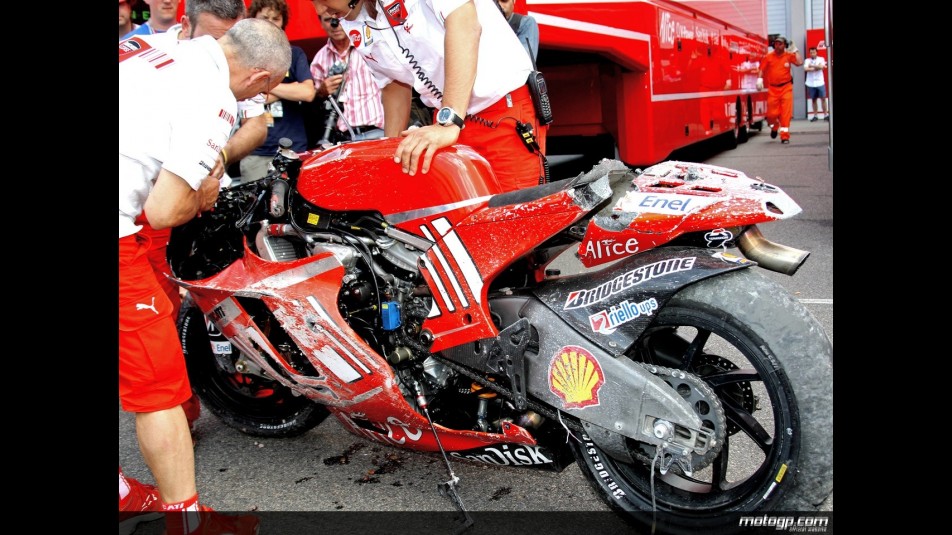 Stoner´s crew retrieve his damaged GP8 after FP2 crash