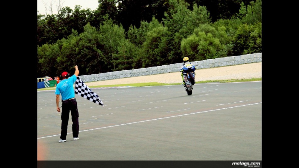 Valentino Rossi pulls off a wheelie at finish of the race in Brno (MotoGP)