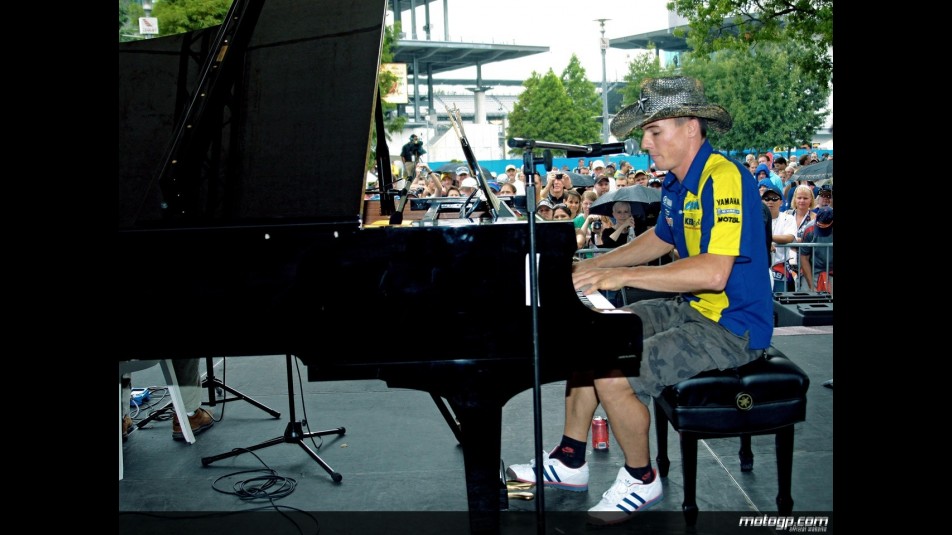 Toseland performs at IMS alongside the Indianapolis Orchestra