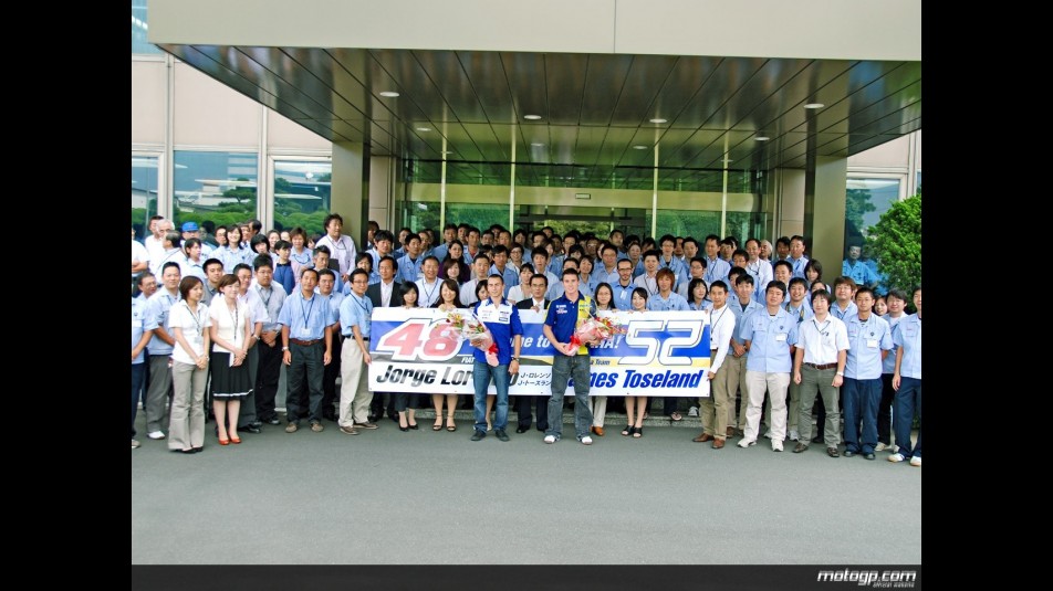 James Toseland and Jorge Lorenzo with the Yamaha staff in Iwata