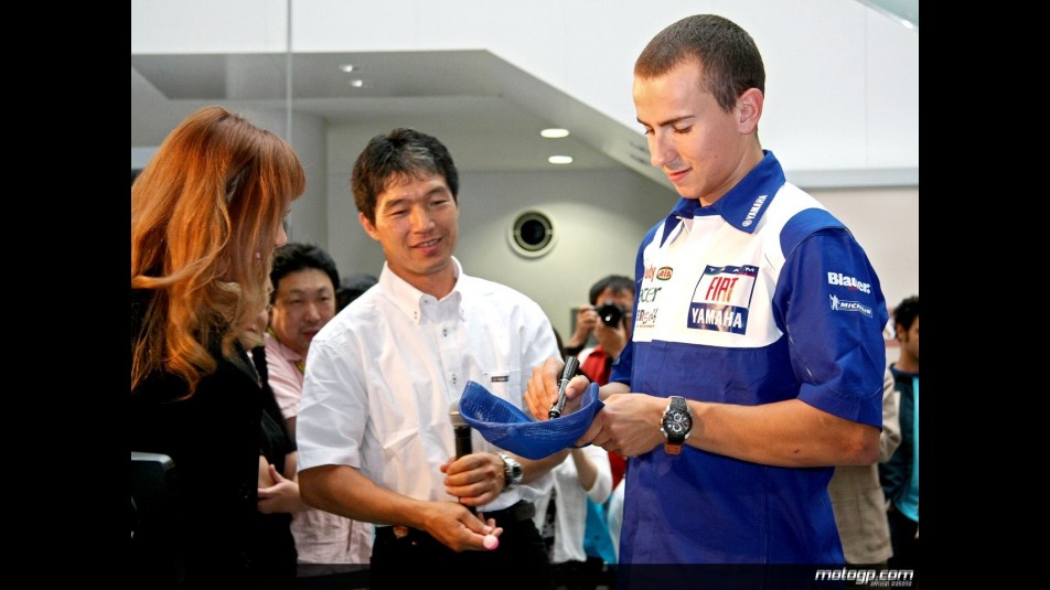 Jorge Lorenzo with fan at Yamaha´s HQ in Iwata