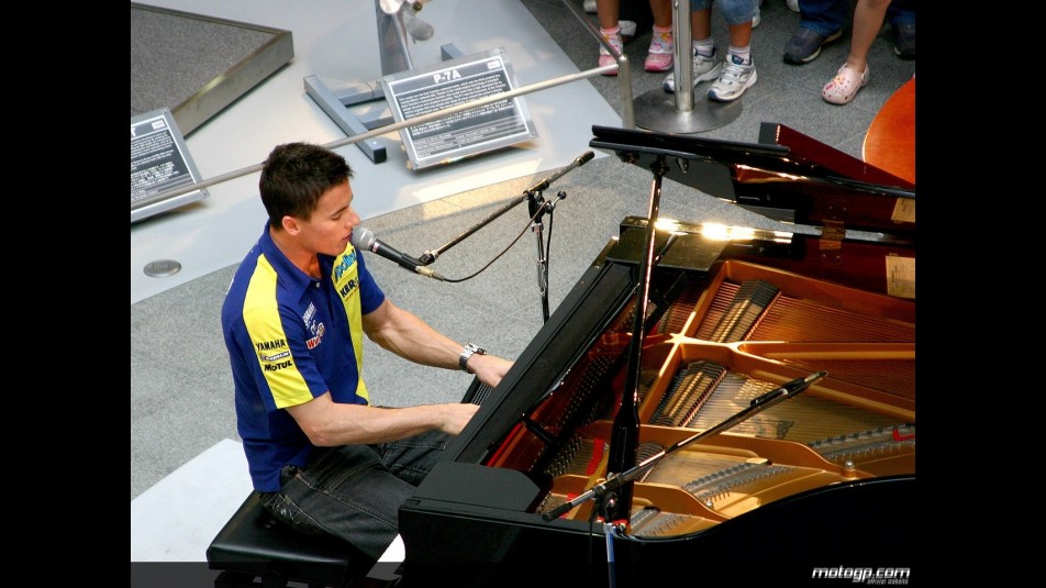 James Toseland performing at Yamaha´s HQ in Iwata