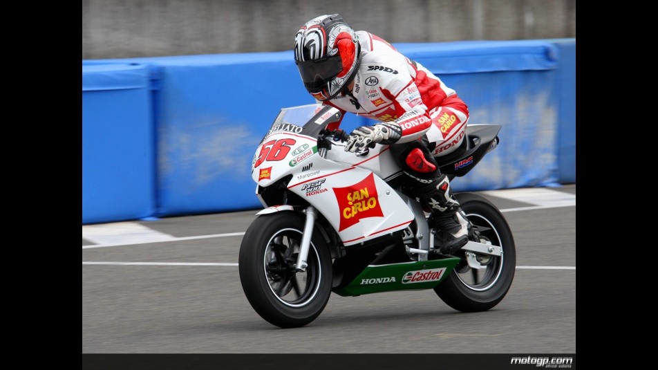 Shinya Nakano at the Motegi minibike race on the eve of the Japanese GP