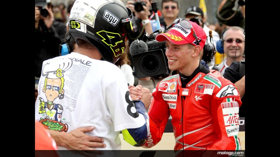 Stoner salutes new World Champion Valentino Rossi in the parc fermé