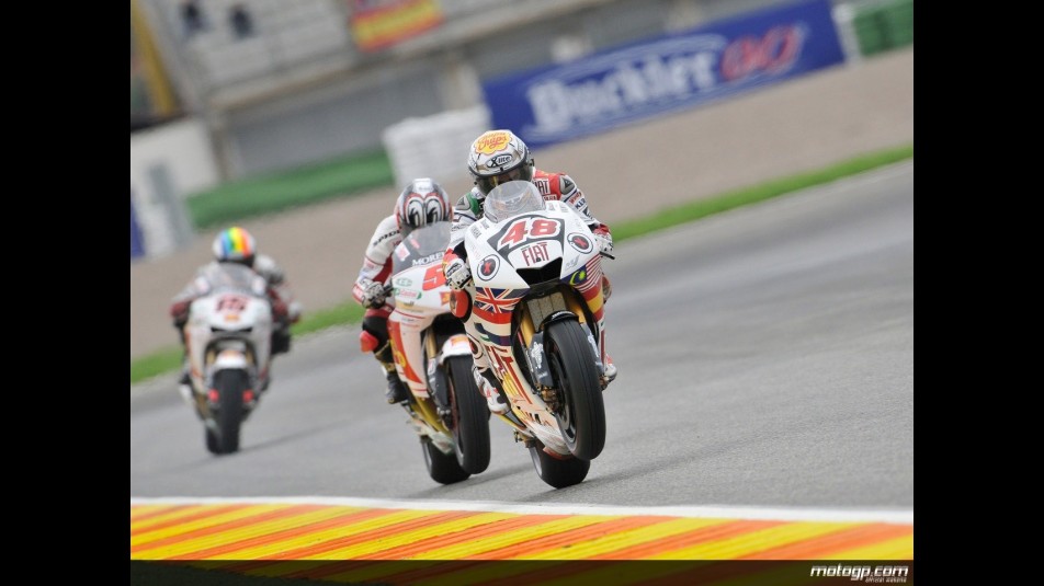 Jorge Lorenzo riding ahead of Shinya Nakano and Alex de Angelis in Valencia