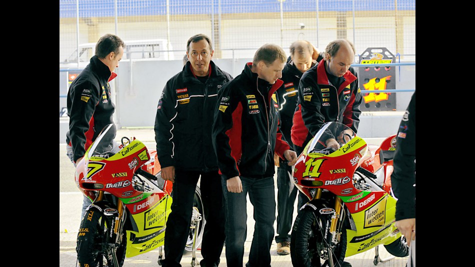 Ajo Motosprot crew at pit lane in Jerez Test