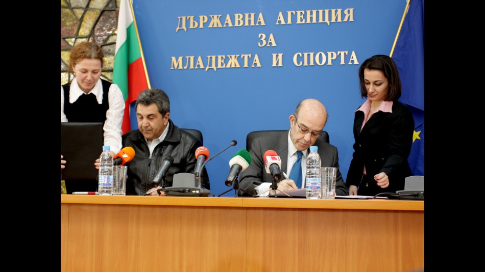 Dorna CEO Carmelo Ezpeleta signs with Bulgarian officials