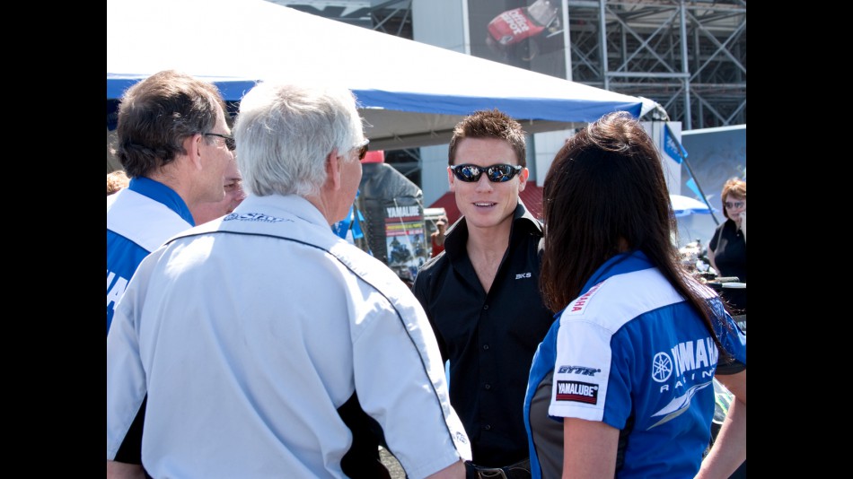 James Toseland talks to Yamaha USA management at Daytona Speedway