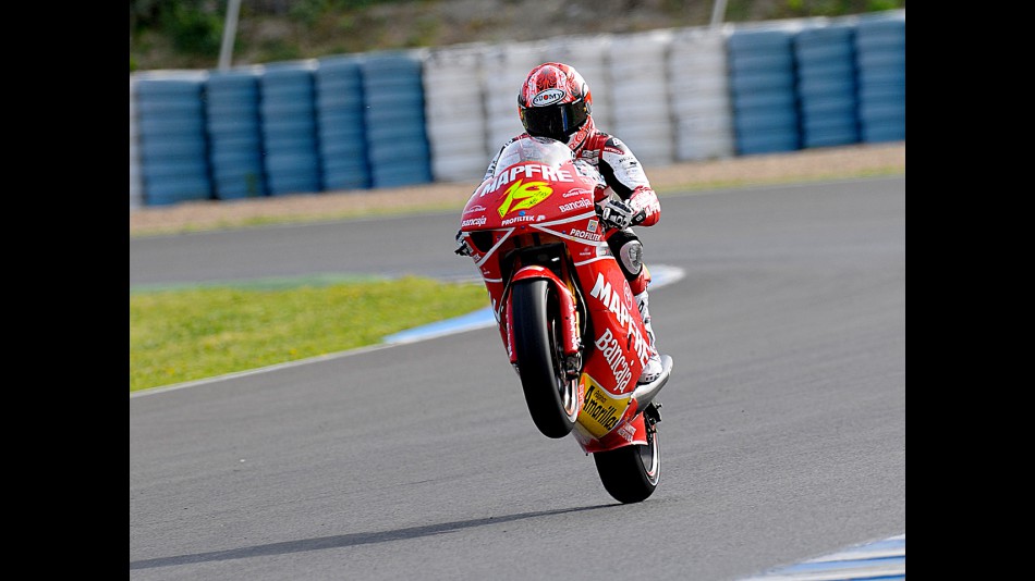 Álvaro Bautista pulling a wheelie at the Official Test in Jerez