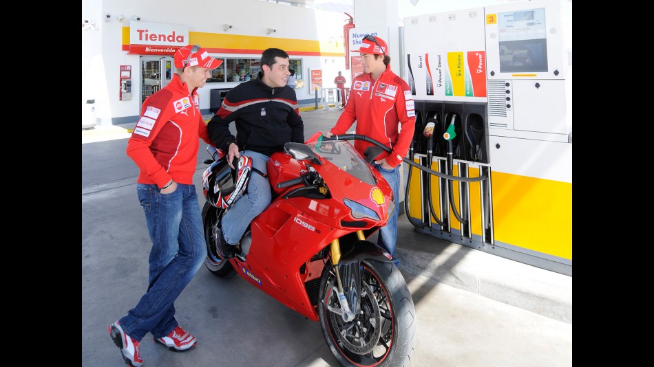 Casey Stoner and Nicky Hayden make a pit stop in Madrid