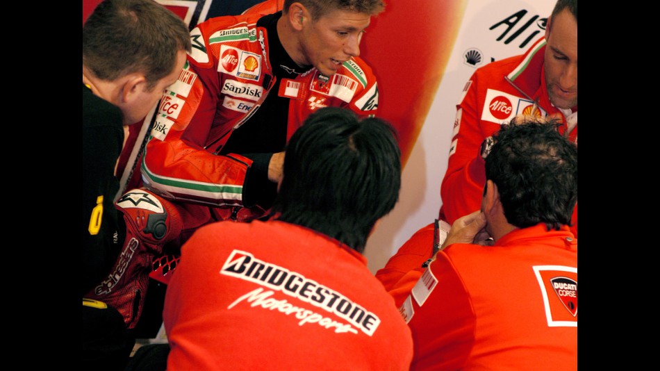 Bridgestone technics with Stoner in the Ducati garage