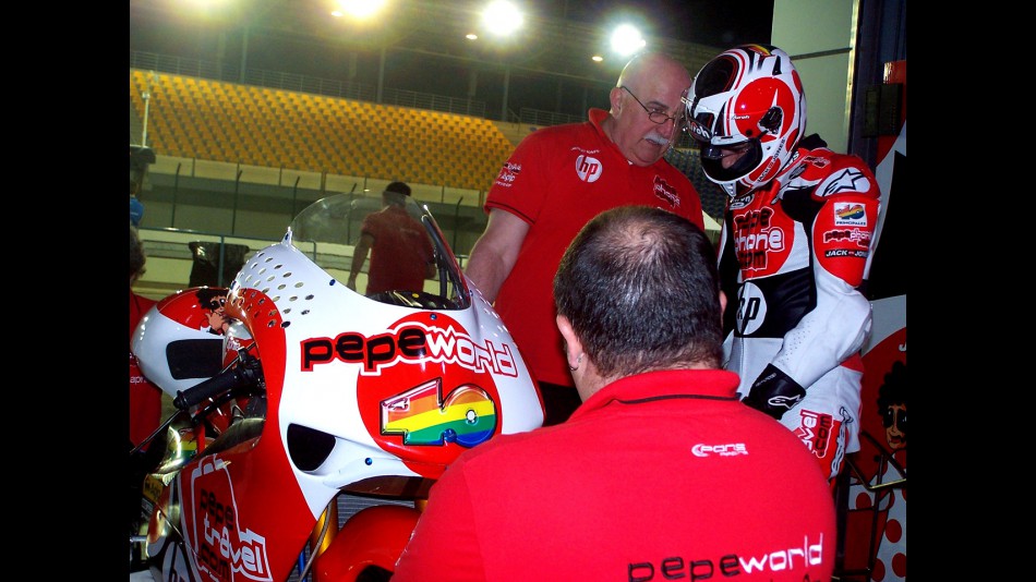 Héctor Barberá in the Pepe World garage at the Qatar Test