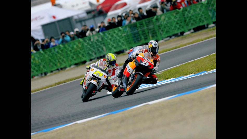Dani Pedrosa riding ahead of Toni Elias in Motegi
