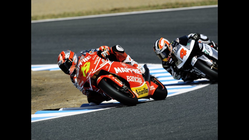Alvaro Bautista riding ahead of Aoyama Hiroshi in Motegi