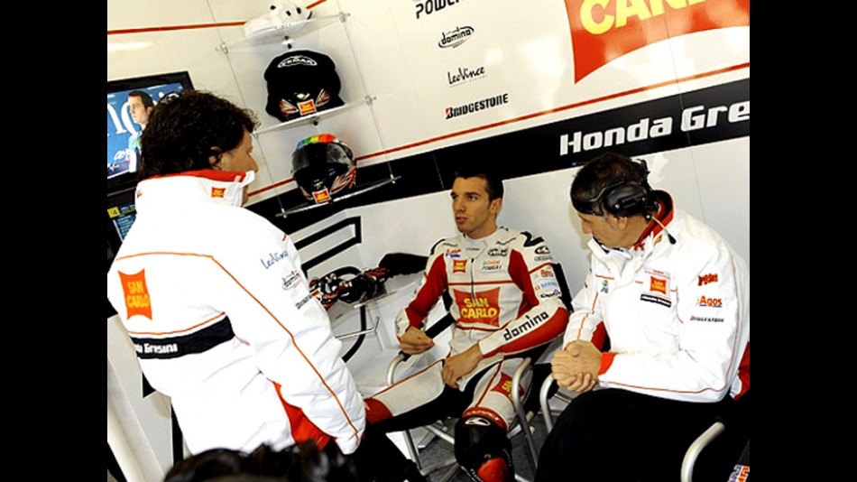 Alex de Angelis in the San Carlo Honda garage