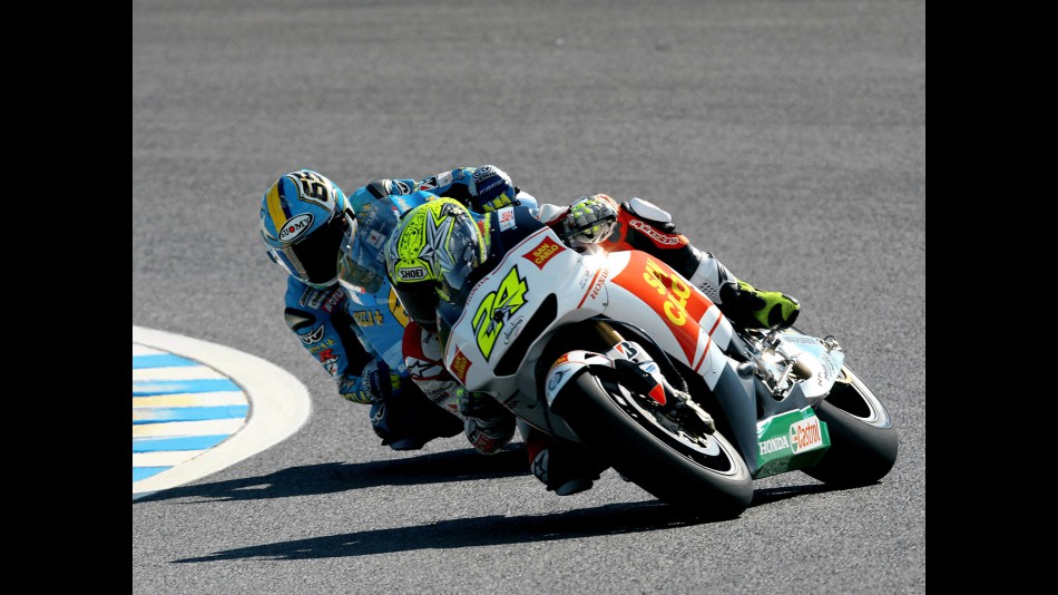 Toni Elias and Loris Capirossi in action in Motegi