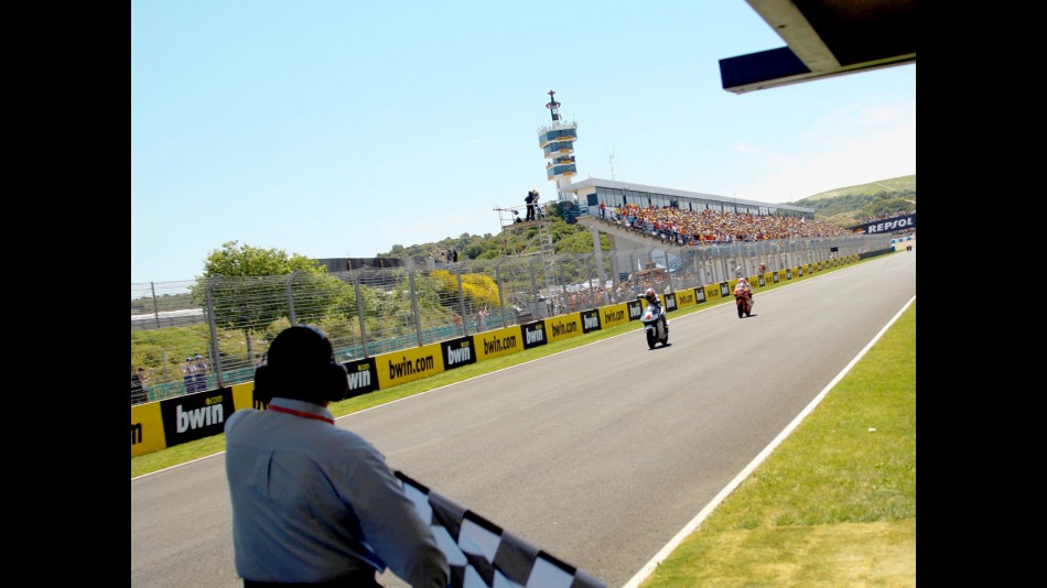 Hiroshi Aoyama wins 250cc race in Jerez
