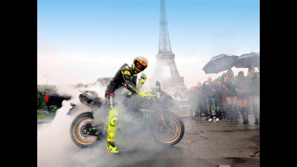Valentino Rossi revs up through Paris streets