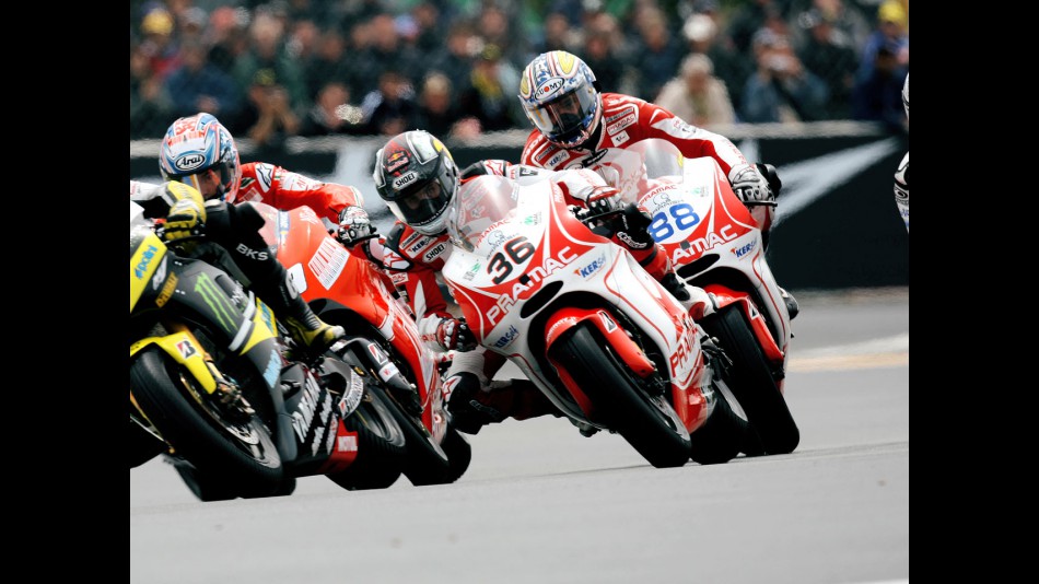 Mika Kallio, Nicky Hayden and Niccoló Canepa in action in Le Mans