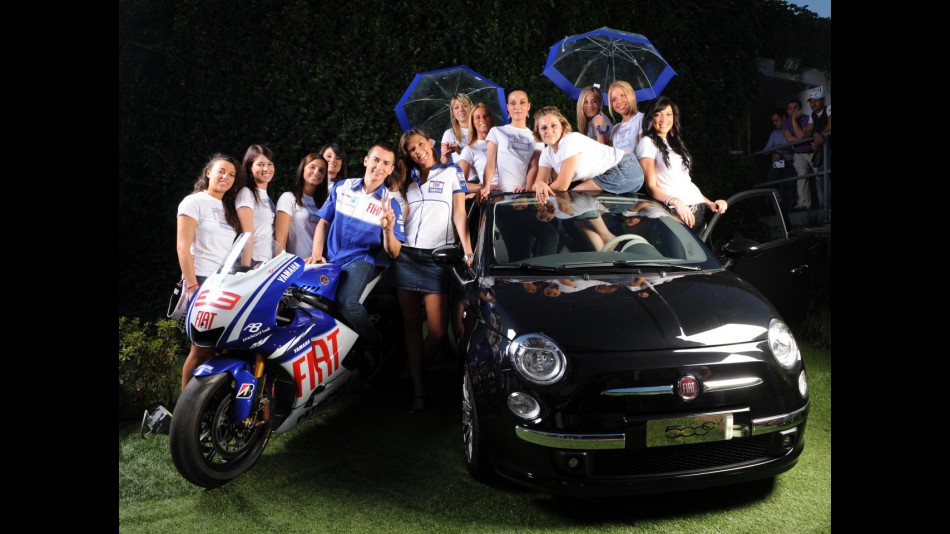 Jorge Lorenzo and the finalists of the Umbrella Girl 2009 contest