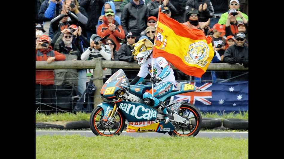 125cc World Champion Julián Simón celebrates victory at Phillip Island