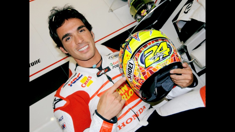 Toni Elias in the San Carlo Honda garage