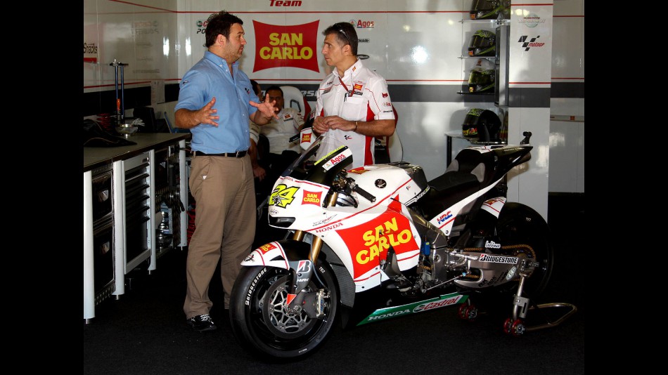 motogp.com commentator Gavin Emmett and San Carlo Honda Gresini crew chief Antonio Jimenez