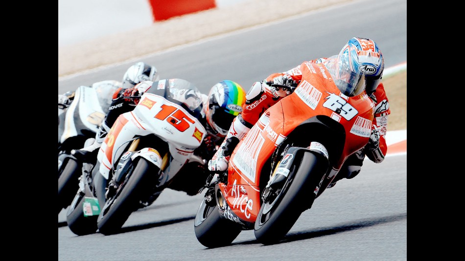 Nicky Hayden riding ahead of MotoGP group in Montmeló