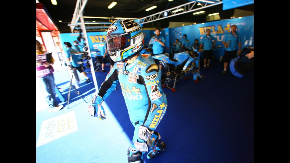 Loris Capirossi leaving the Rizla Suzuki garage