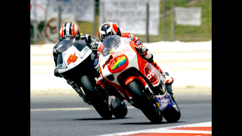 Héctor Barberá riding ahead of Aoyama Hiroshi in Montmeló