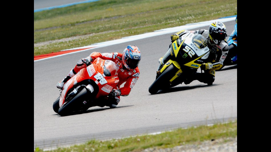 Nicky Hayden riding ahead of ames Toseland in Assen