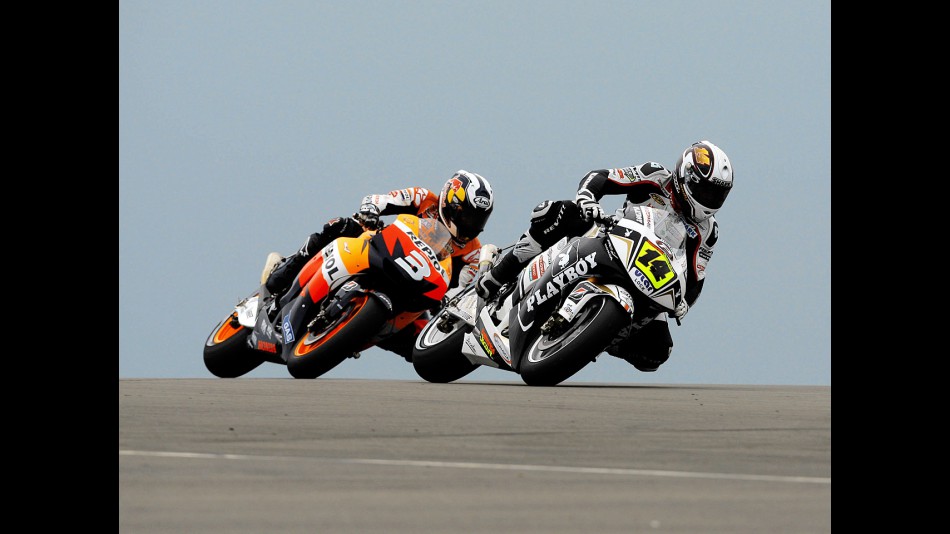 Dani Pedrosa chasing Randy de Puniet in Donington