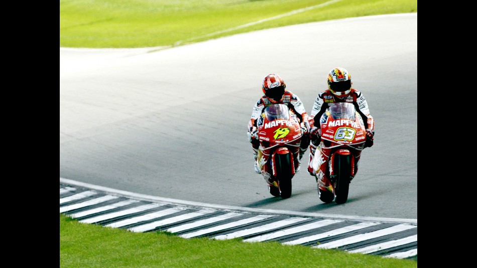 Mike di Meglio and Álvaro Bautista in action in Donington