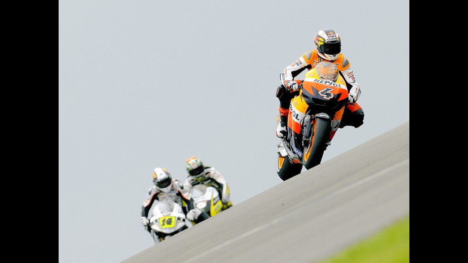 Dovizioso riding ahead of De Puniet and Edwards in Donington