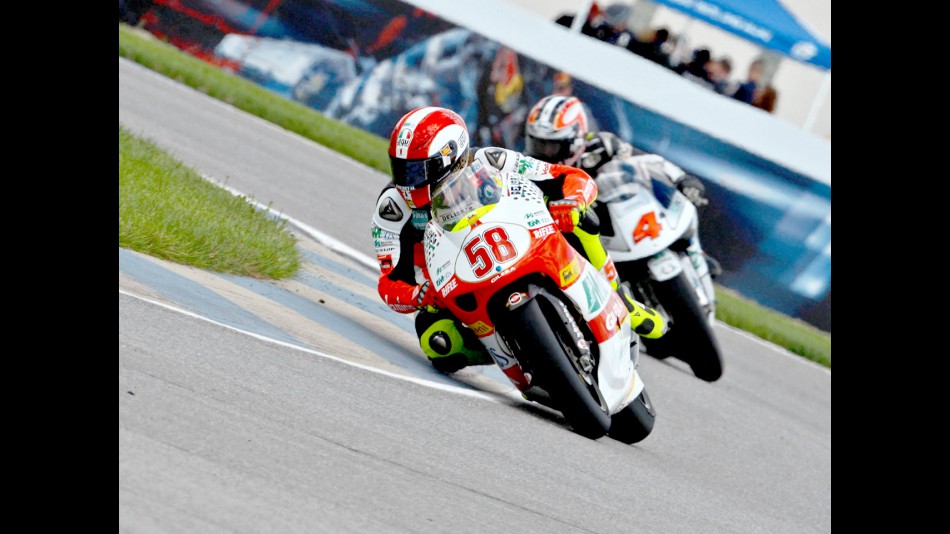 Simoncelli riding ahead of ahoyama in Indianapolis