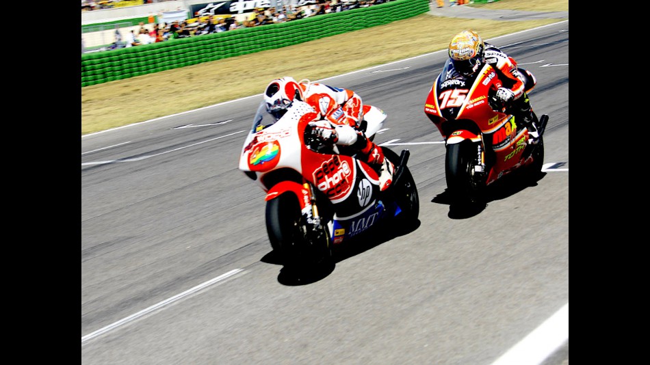 Héctor Barberá riding ahead of Mattia Pasini during 250cc race in Misano