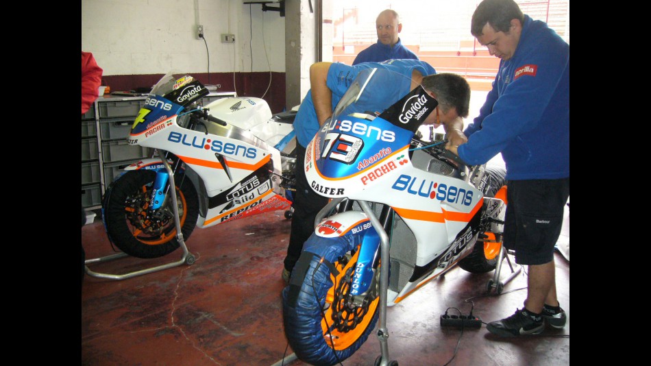 BQR's staff preparing Dani Rivas and Shuhei Aoyama Moto2 bikes in Albacete