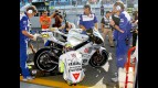 Rossi with Yamaha crew at Estoril