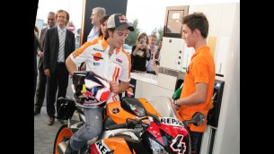 Dovizioso opens a Repsol station service in Italy