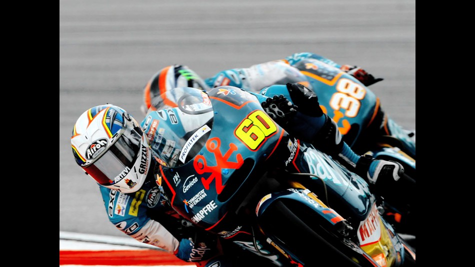 Simón riding ahead of Smith in Sepang