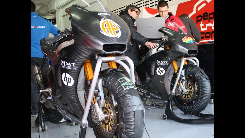 Two Kalex Pons testing in Valencia