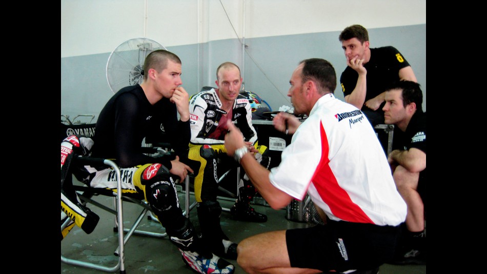 Tech 3´s Spies and Edwards in the garage at the Sepang test