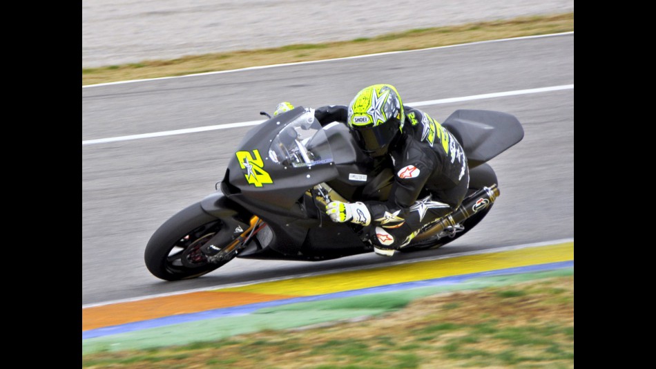 Toni Elias in action at the Valencia test