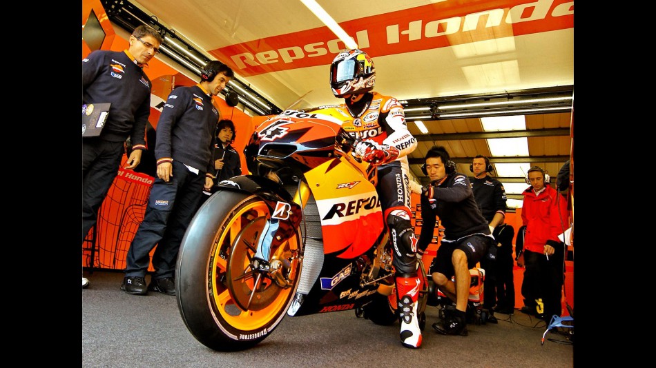 Andrea Dovizioso leaving Repsol Honda garage
