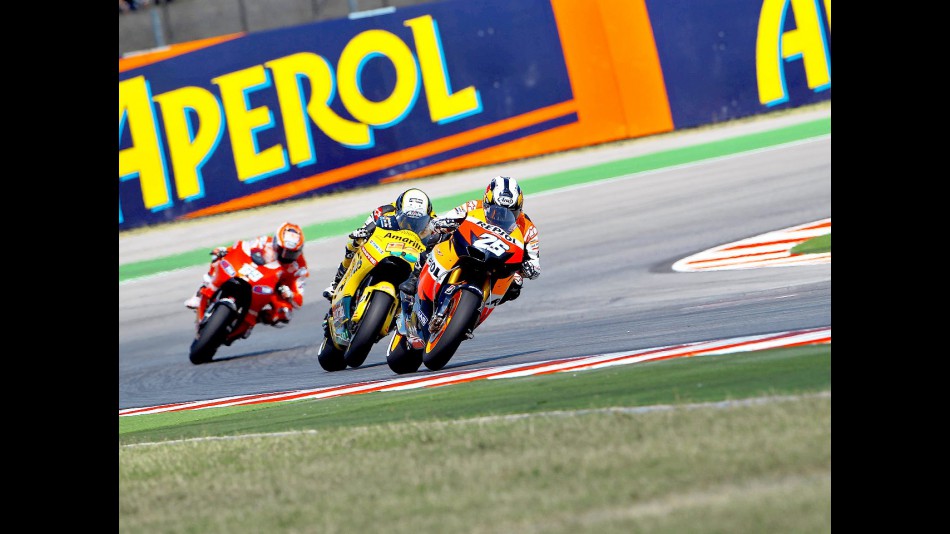 Pedrosa ridng ahead of Barberá and Hayden