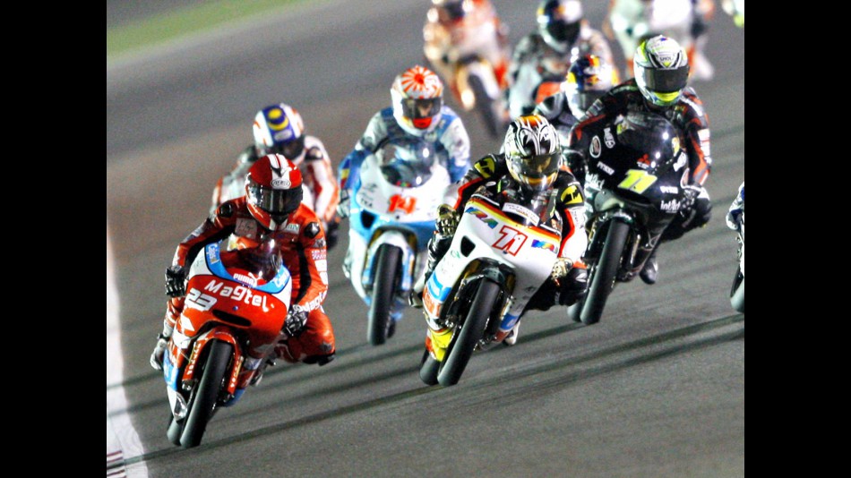 Tomoyoshi Koyama riding ahead of 125cc group in Qatar