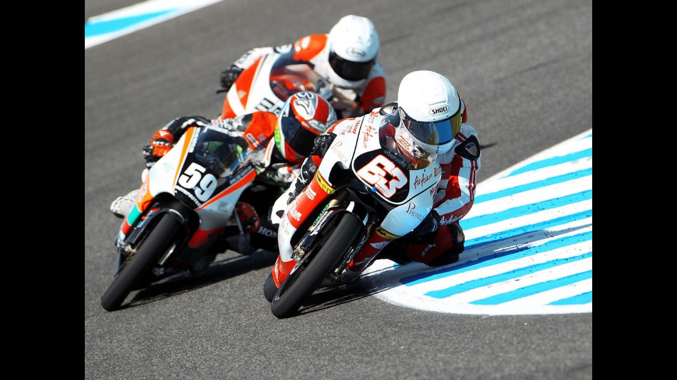 Khairuddin Zulfahmi riding ahead of 125cc group in Jerez